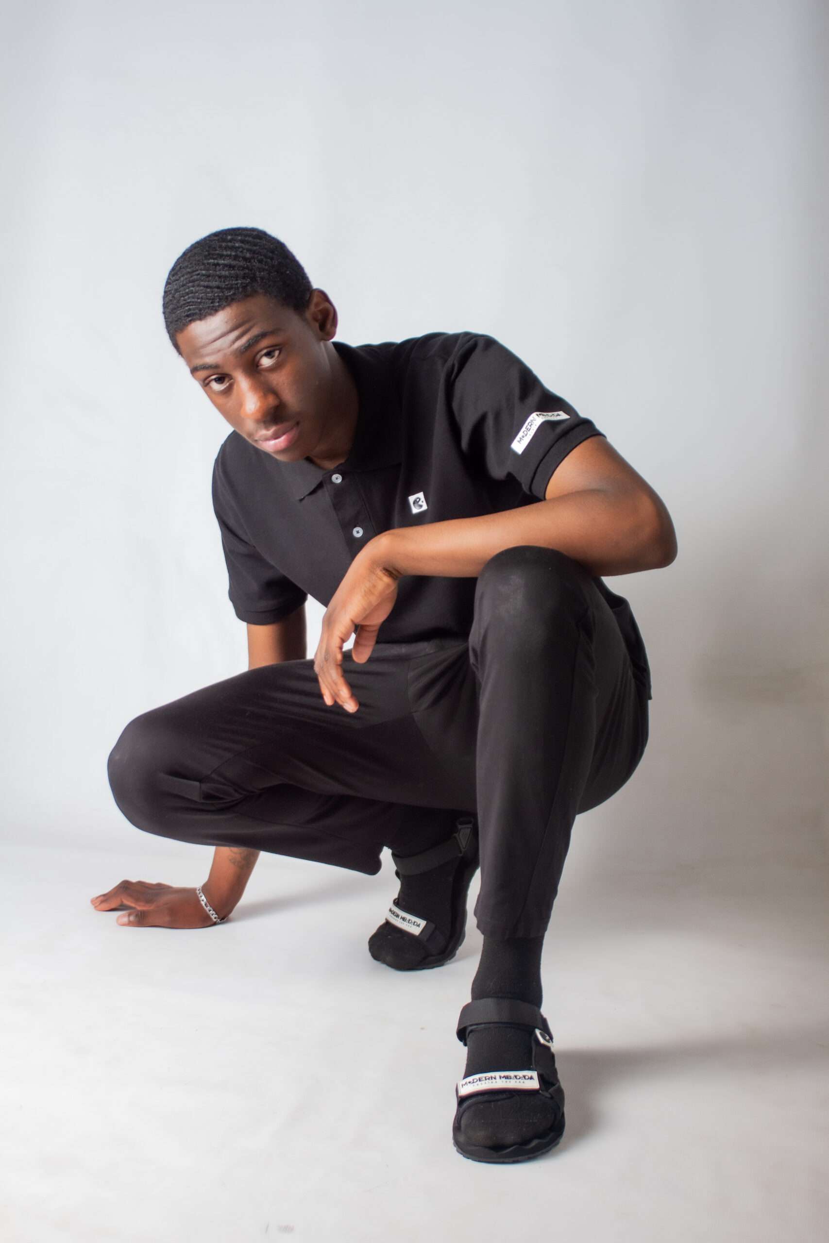Modern Mbadada Golfer Black - Image 3