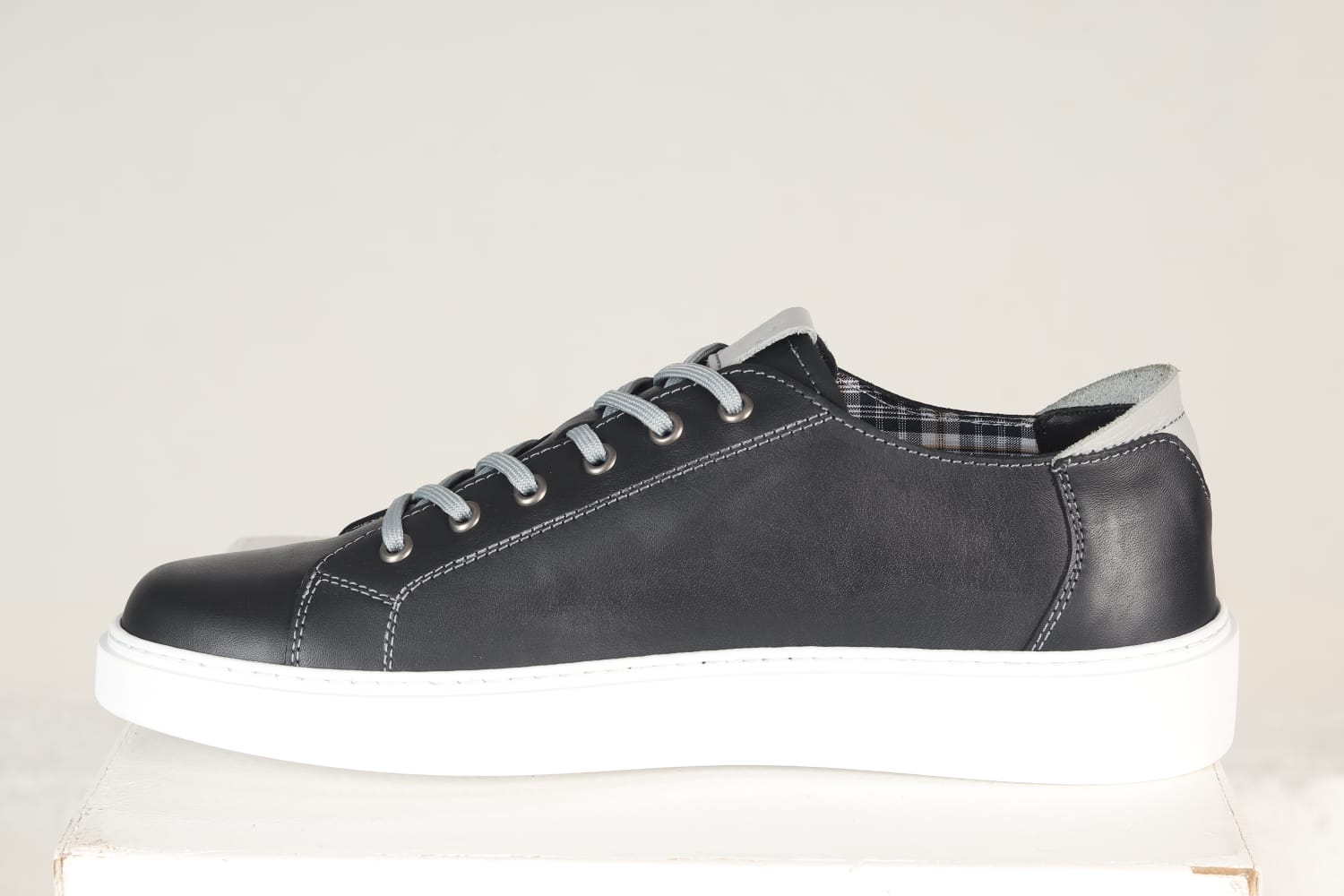 Modern Mbadada Mpintshi Black /white sole - Image 2